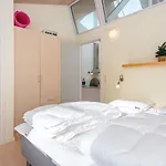 6 Person In Vemb-by Traum